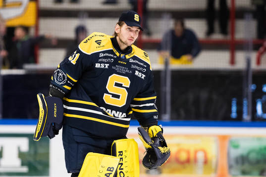 Södertäljes målvakt Nikita Tolopilo deppar
