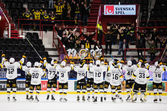Västerås spelare tackar publiken
