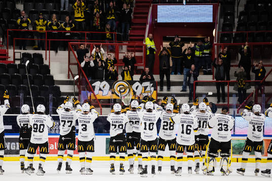 Västerås spelare tackar publiken