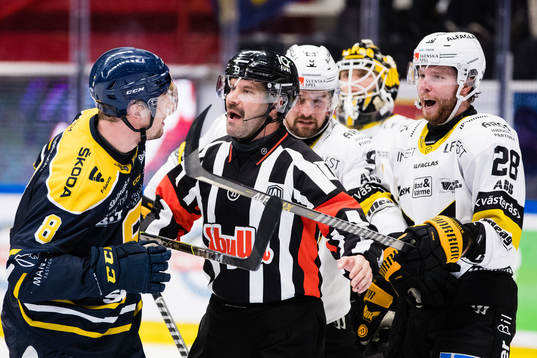Södertäljes Alexander Anderberg, domare Daniel Wessner