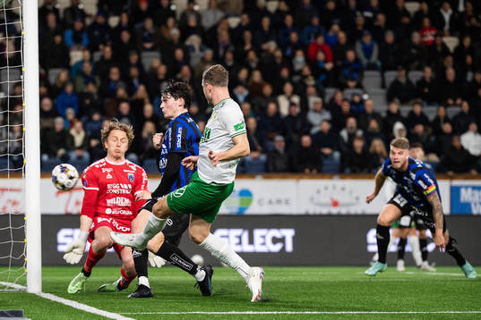Hammarbys Richard Magyar gör 0-1 bakom Sirius målvakt