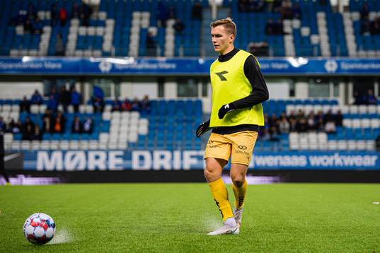 Morten Ågnes Konradsen of Bodø/Glimt warms up