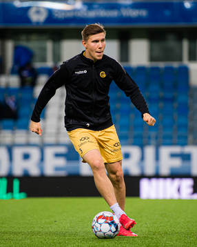 Alfons Sampsted of Bodø/Glimt warms up