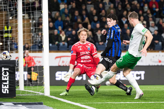 Hammarbys Richard Magyar gör 0-1 bakom Sirius målvakt