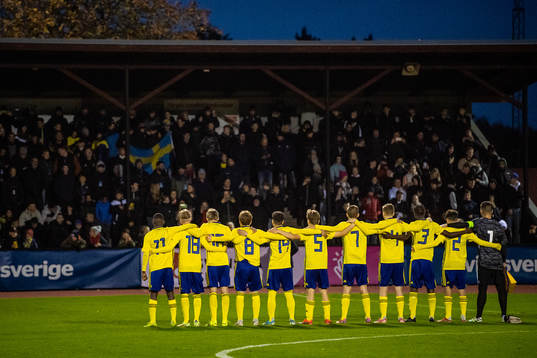 Sveriges spelare framför publiken