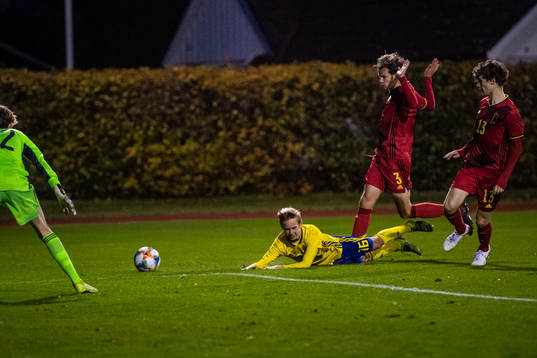 Sveriges Pontus Dahbo i en situation med Belgiens Lukas