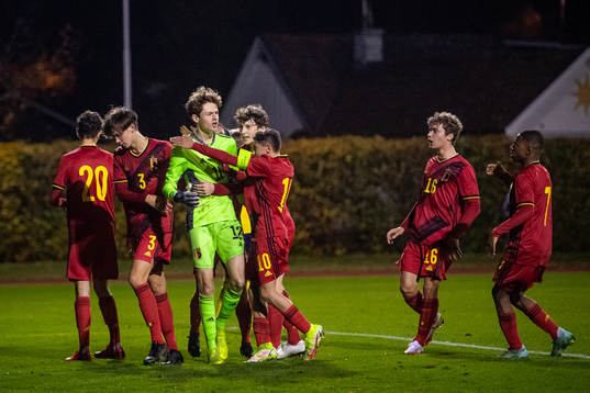 Belgiens målvakt Jannes Van Hof jublar