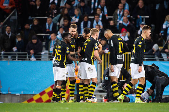 s spelare samlas kring Sebastian Larsson som visar en