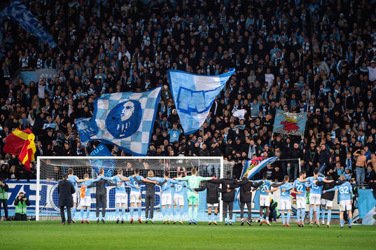 Malmö FFs spelare jublar med publiken