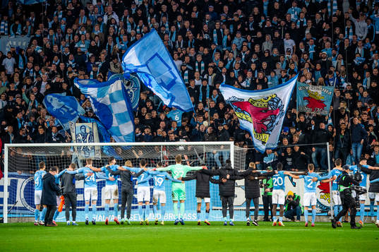 Malmö FFs spelare jublar med publiken