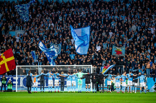 Malmö FFs spelare jublar med publiken