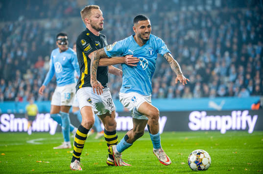 s Sebastian Larsson mot Malmö FFs Sergio Pena
