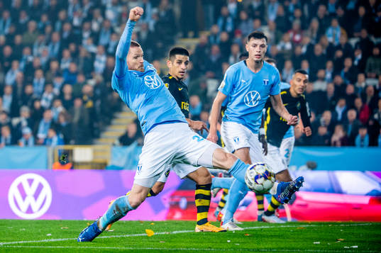 Malmö FFs Lasse Nielsen sparkar undan bollen