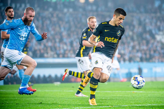 s Nicolas Stefanelli mot Malmö FFs Jo Inge Berget