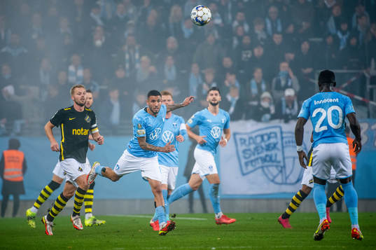 Malmö FFs Sergio Pena nickar till Bonke Innocent