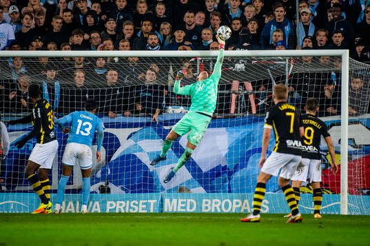 Malmö FFs målvakt Johan Dahlin räddar