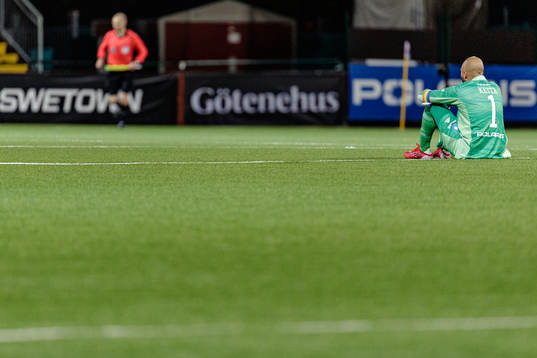 Östersunds målvakt Aly Keita deppar
