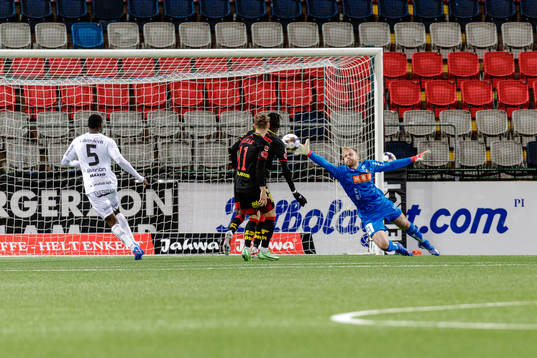 Östersunds Malcolm Stolt gör 1-0 bakom Häckens målvakt