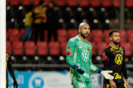 Östersunds målvakt Aly Keita  reagerar
