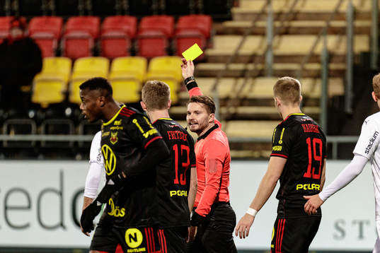 domare Joakim Östling ger Häckens Oskar Sverrisson gult