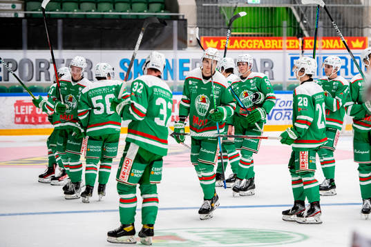Rögles spelarna jublar