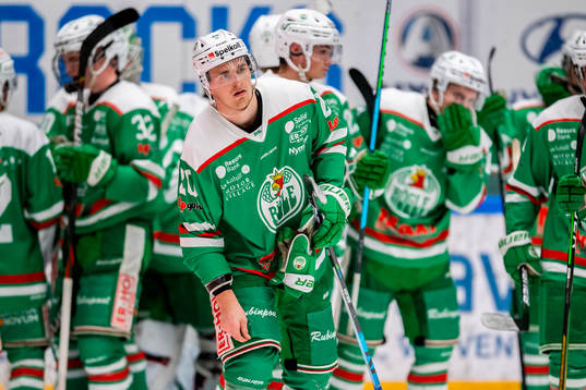 Rögles Andreas Torkelsson med lagkamrater