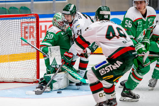 Frölundas David Edstrom framför Rögles målvakt Edwin