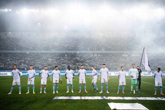 Malmö FFs spelare med tröjor med trycket ”Rädda svensk