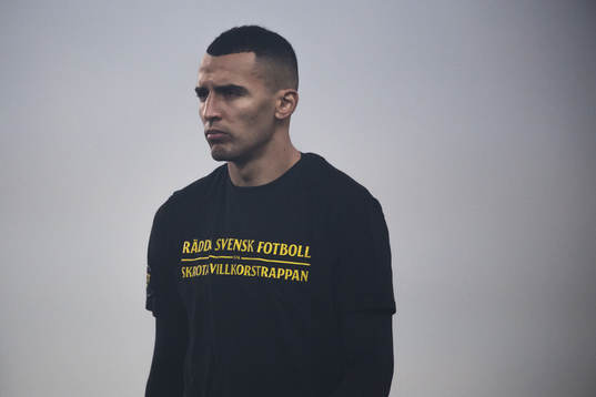 s Nabil Bahoui med en tröja med trycket ”Rädda svensk