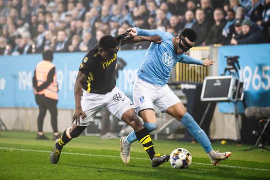 s Erick Otieno och Malmö FFs Martin Olsson