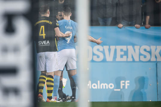 domare Mohammed Al-Hakim i diskussion med Malmö FFs