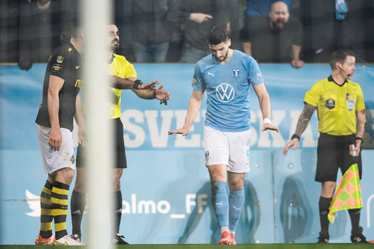 domare Mohammed Al-Hakim i diskussion med Malmö FFs
