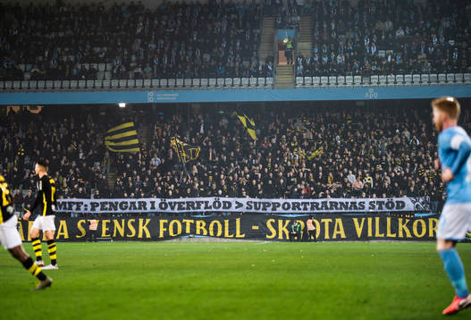 s supportrar håller upp en banderoll