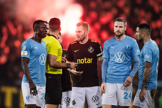 s Sebastian Larsson samt Bonke Innocent, Lasse Nielsen och