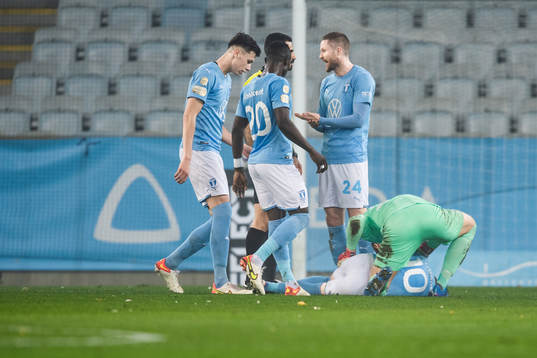 Malmö FFs målvakt Johan Dahlin tittar till Anders