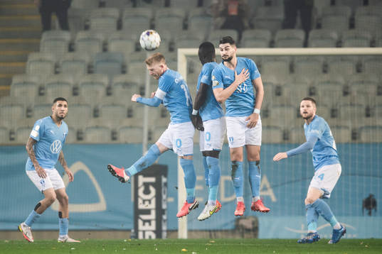Malmö FFs Anders Christiansen träffas i ansiktet av bollen