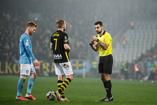 s Sebastian Larsson i diskussion med domare Mohammed