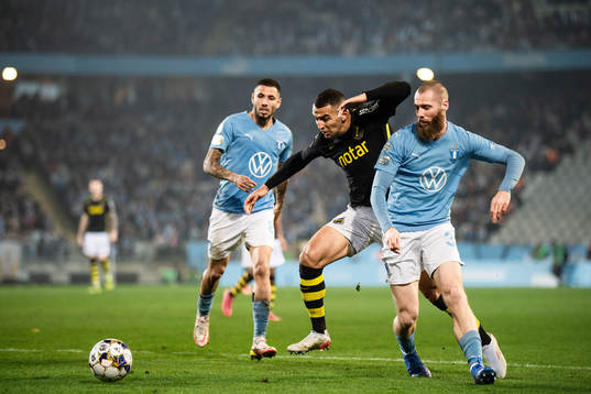 s Nabil Bahoui mot Malmö FFs Sergio Pena och Jo Inge Berget