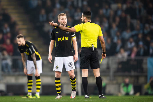 s Sebastian Larsson i diskussion med domare Mohammed
