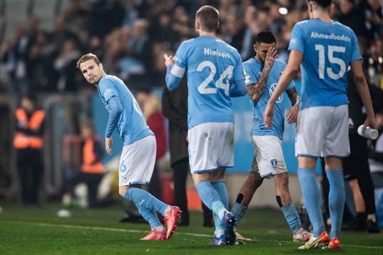 Malmö FFs Oscar Lewicki byts in och Sergio Pena byts ut