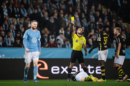Malmö FFs Lasse Nielsen tilldelas ett gult kort av domare