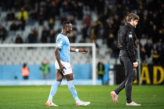 Malmö FFs Bonke Innocent tar sig för låret när han