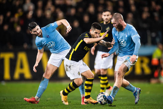 s Nicolas Stefanelli mot Malmö FFs Antonio Colak och Jo