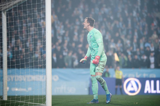 Malmö FFs målvakt Johan Dahlin vänder sig bak mot