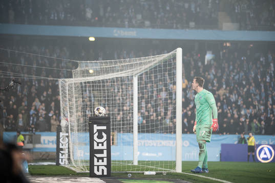 Malmö FFs målvakt Johan Dahlin vänder sig bak mot