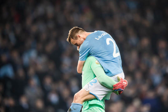 Malmö FFs Eric Larsson och målvakt Johan Dahlin jublar