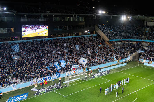 Malmö FFs spelare jublar framför sina supportrar
