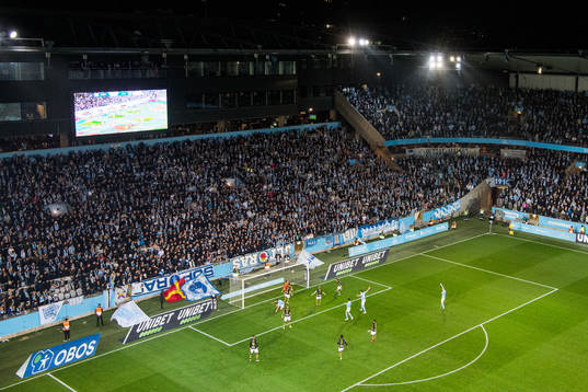 Malmö FFs Veljko Birmancevic (ej i bild) gör 1-0 bakom