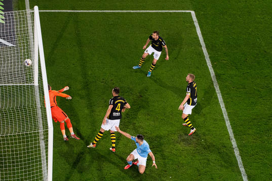 Malmö FFs Veljko Birmancevic (ej i bild) gör 1-0 bakom