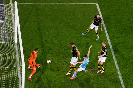 Malmö FFs Veljko Birmancevic (ej i bild) gör 1-0 bakom